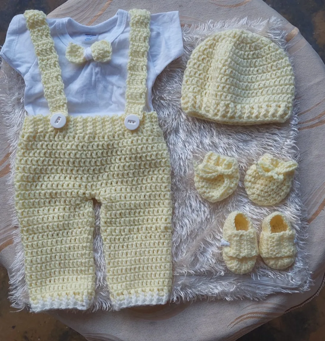 Ajuar crema con gorrito y patucos