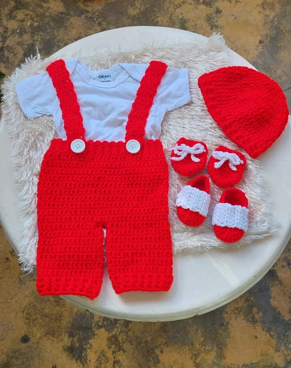 Ajuar rojo con gorrito y zapatitos