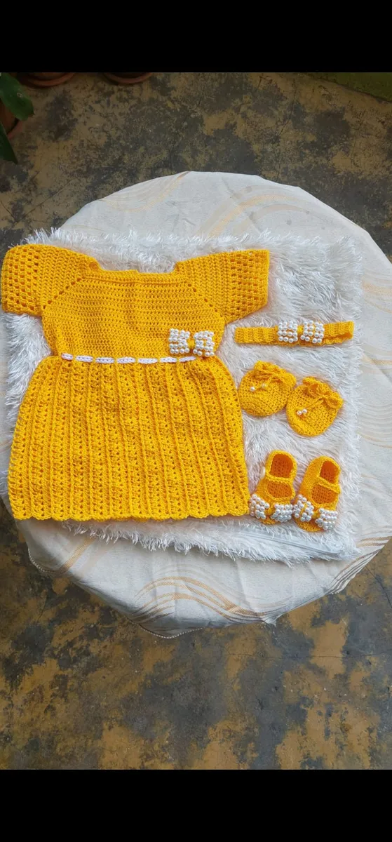 Conjunto amarillo con perlas