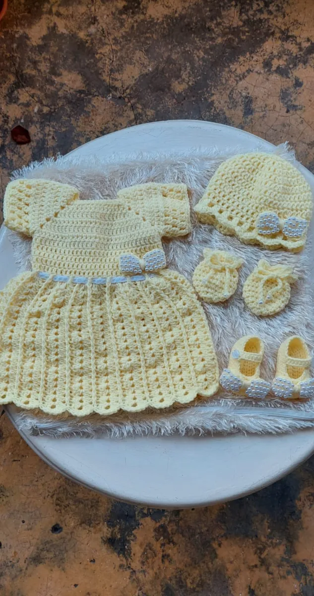 Vestido amarillo con perlas