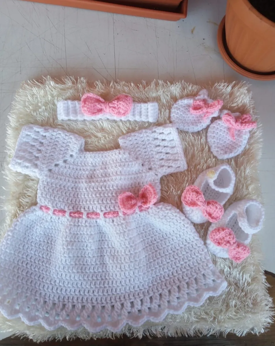 Vestido blanco con detalles rosados