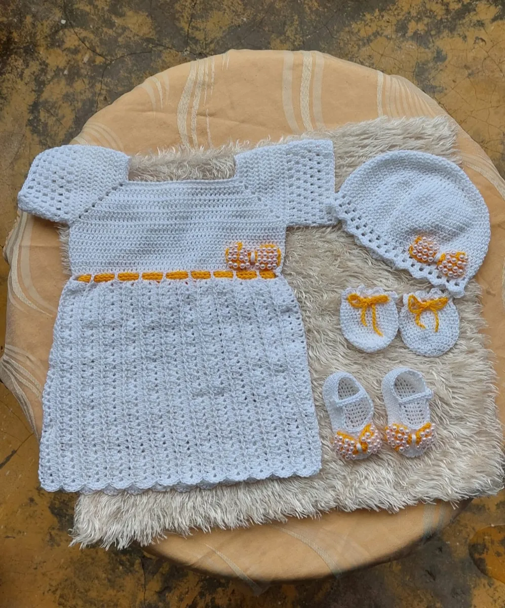 Vestido gris con detalles dorados