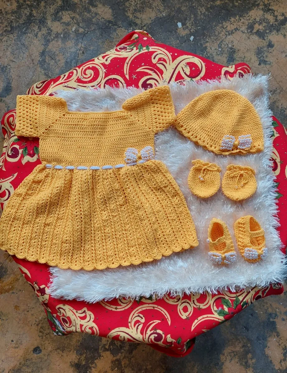 Vestido mostaza con gorrito