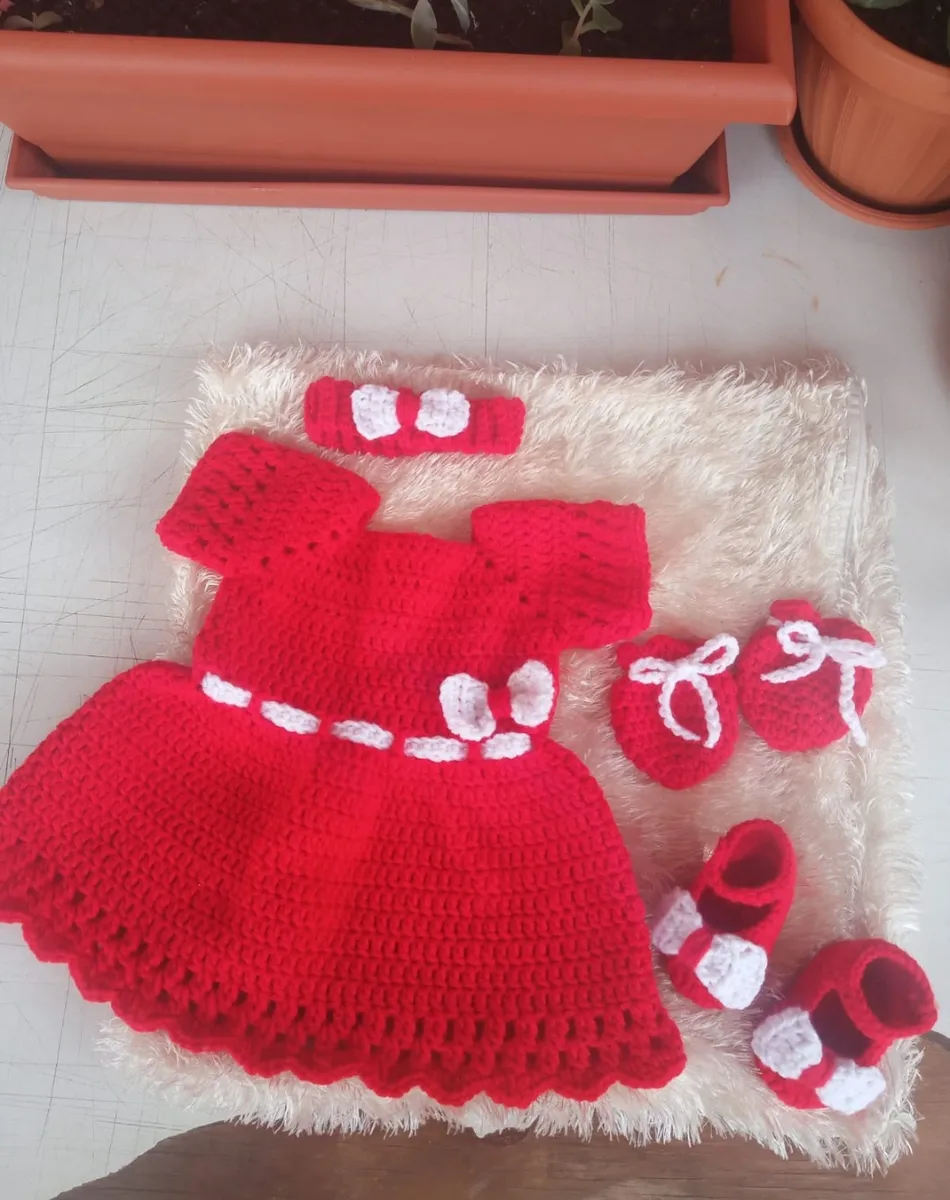 Vestido rojo con accesorios