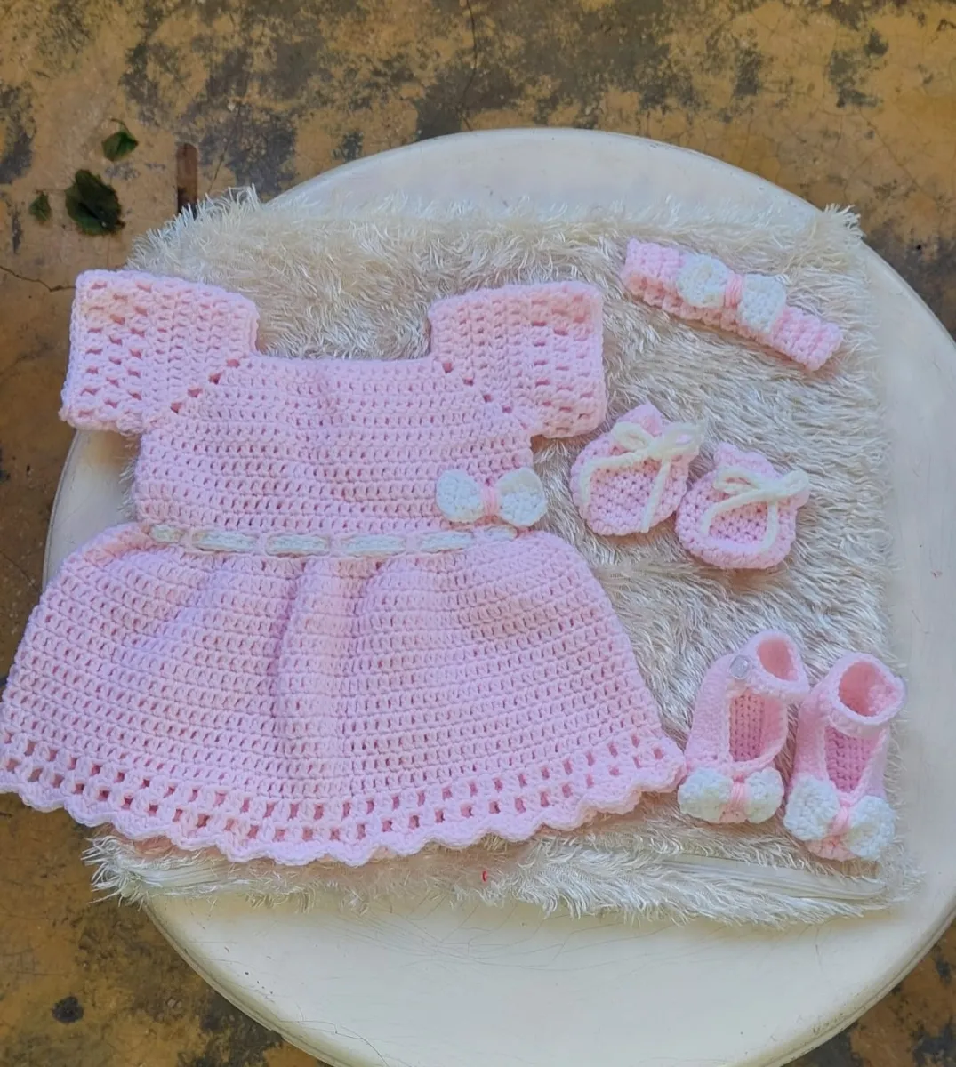 Vestido rosado con accesorios