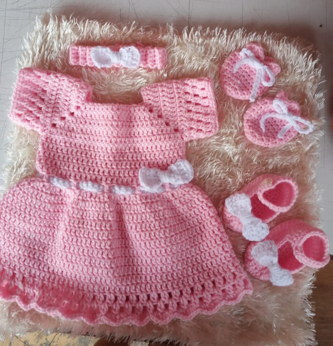 Vestido rosado con lazos blancos