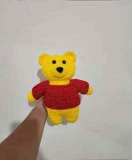Osito amarillo con suéter