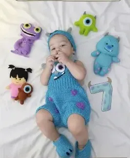 Bebé modelando una pieza tejida por AMV Crochet