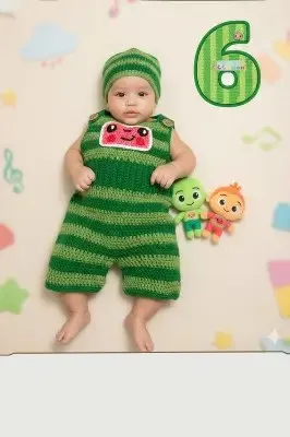 Bebé modelando una pieza tejida por AMV Crochet