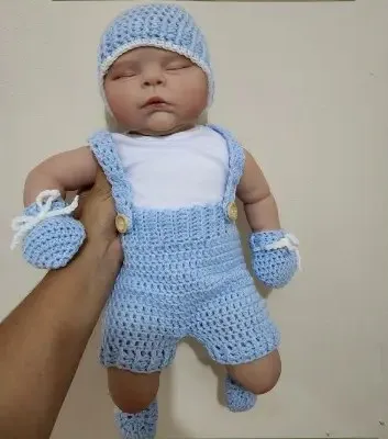 Bebé modelando una pieza tejida por AMV Crochet