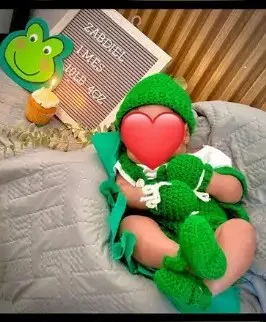 Bebé modelando una pieza tejida por Hilo & Cuna