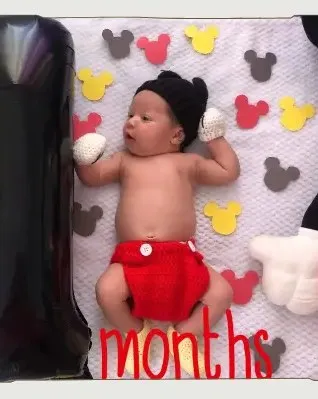 Bebé modelando una pieza tejida por AMV Crochet