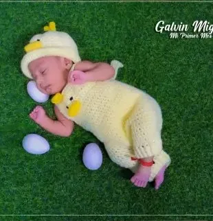 Bebé modelando una pieza tejida por Hilo & Cuna
