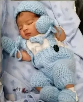 Bebé modelando una pieza tejida por Hilo & Cuna