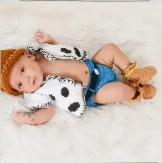 Bebé modelando una pieza tejida por AMV Crochet