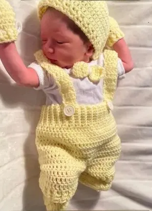 Bebé modelando una pieza tejida por AMV Crochet