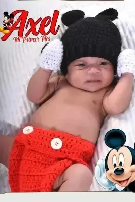 Bebé modelando una pieza tejida por Hilo & Cuna