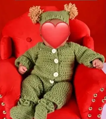 Bebé modelando una pieza tejida por AMV Crochet