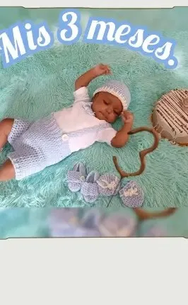 Bebé modelando una pieza tejida por AMV Crochet